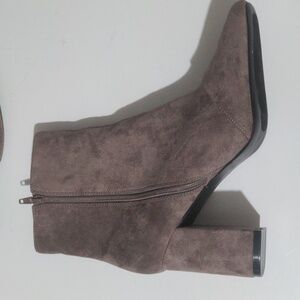 Lulus Elegant Light Brown Suede Ankle Boots. Size 11 NWOT